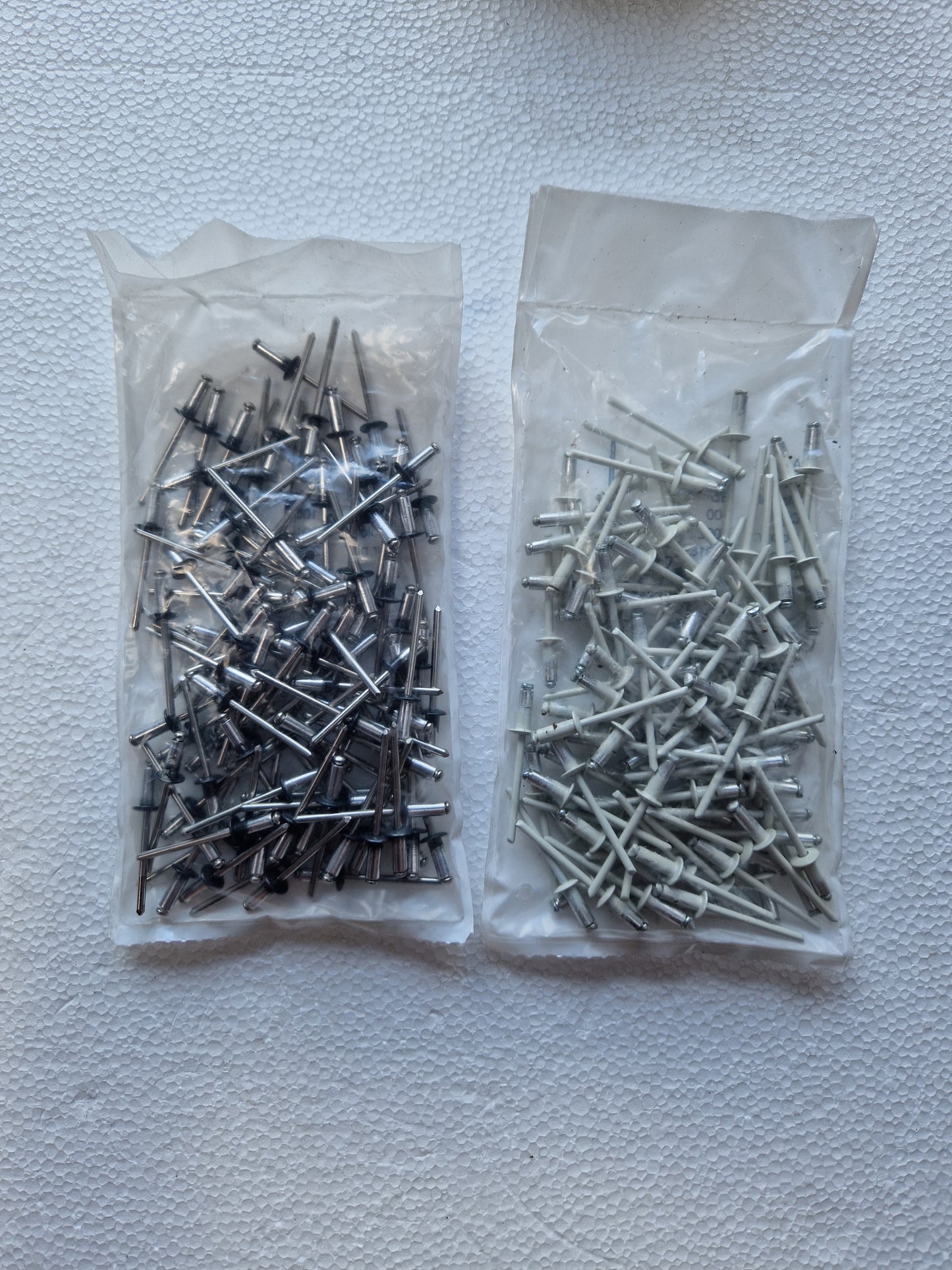 Lacquered pop rivets (rivets)
