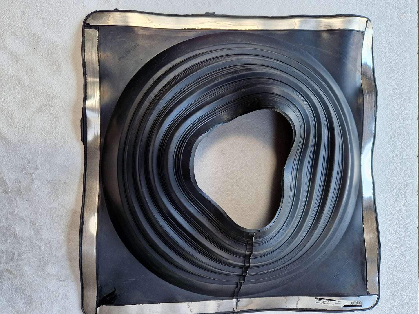 Roof terminal 22m to 520mm 'pipeco'